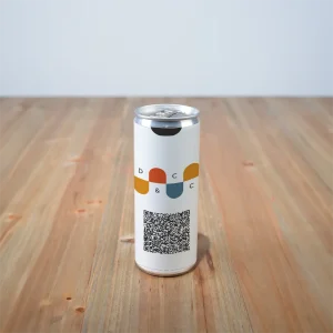Comment préparer un salon professionnel : Une canette de boisson personnalisée avec un design moderne et un QR code.
