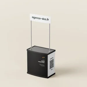 Stand promotionnel interactif personnalisé de l’agence, doté d’un code QR pour une expérience client améliorée.