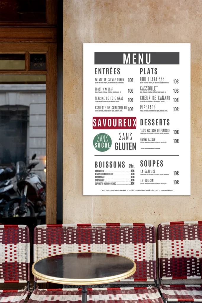 Panneau extérieur en Dibond sur façade de restaurant avec table et chaises de bistrot en premier plan