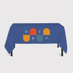 Une nappe personnalisée bleue avec un logo coloré et les lettres ‘D C & C’, représentant un article promotionnel ou de marque.
