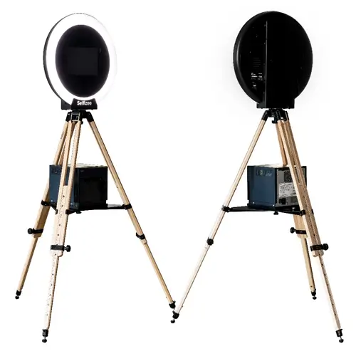 Location de bornes photos à Saint-Nazaire | Borne Selfizee Sphérik vue de face et de dos