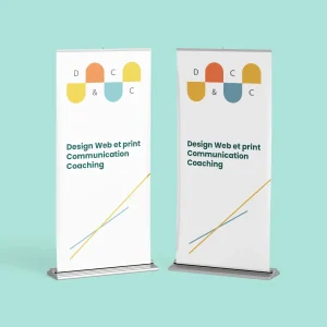 Deux roll-ups personnalisés promouvant des services de conception web et print, de communication et de coaching, captivant l’attention avec leur esthétique minimaliste et épurée.