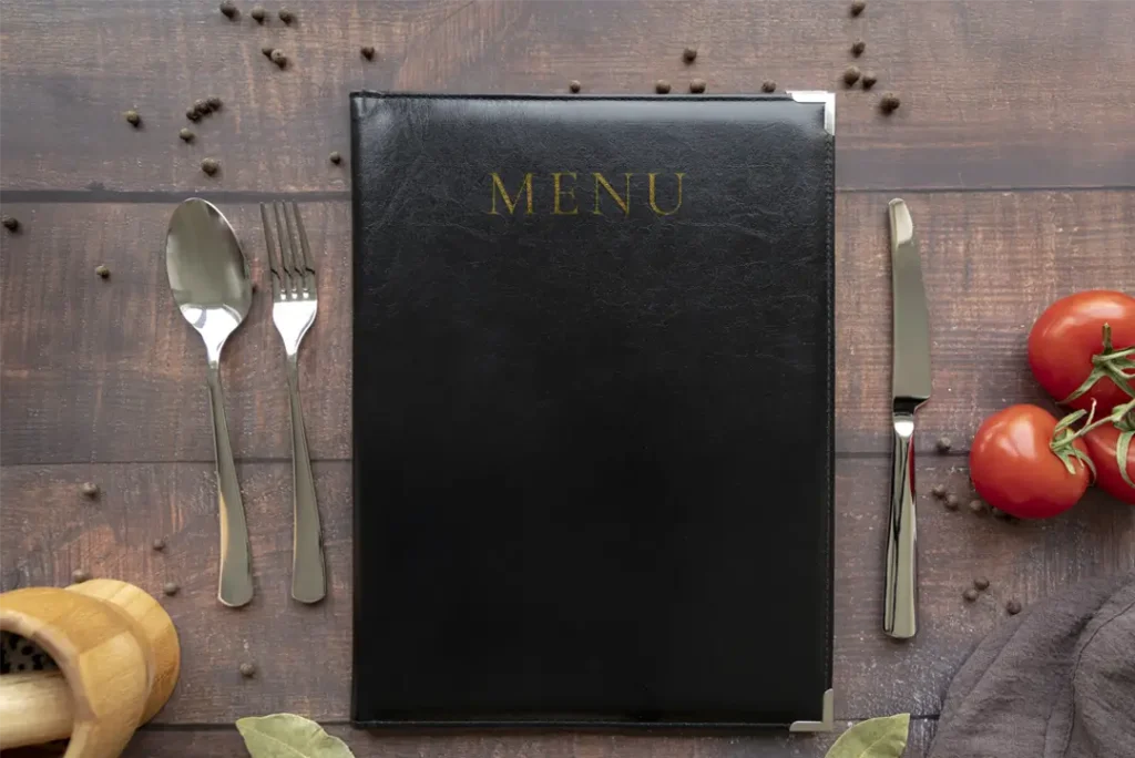 Porte-menu en cuir personnalisé avec le mot 'Menu' en doré, pour sublimer votre carte de restaurant