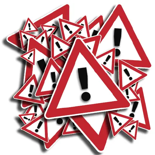 Superposition de panneaux de signalisation illustrant les risques liés à la création de site web pas cher