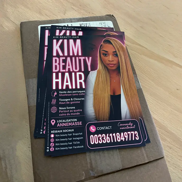 Impression Livraison | Flyer A5 | Hygiène et Coiffure à Annemasse Flyers A5 imprimés pour Kim Beauty Hair, présentés sur un colis avant livraison par l’Agence dc&c à Annemasse